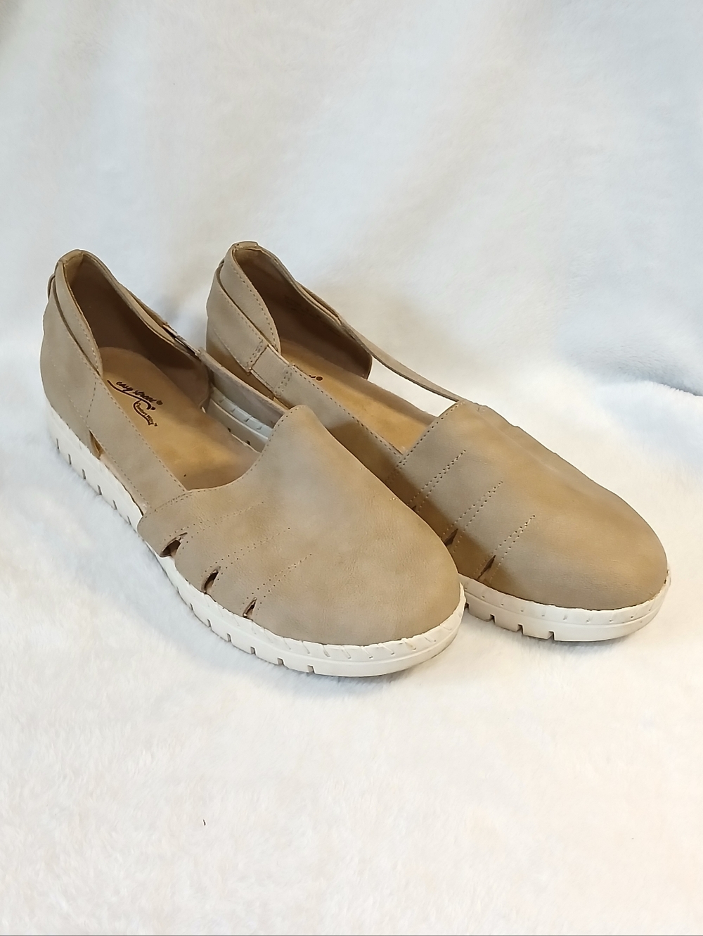 Size 91/2 Easy Street Footwear Sneaker